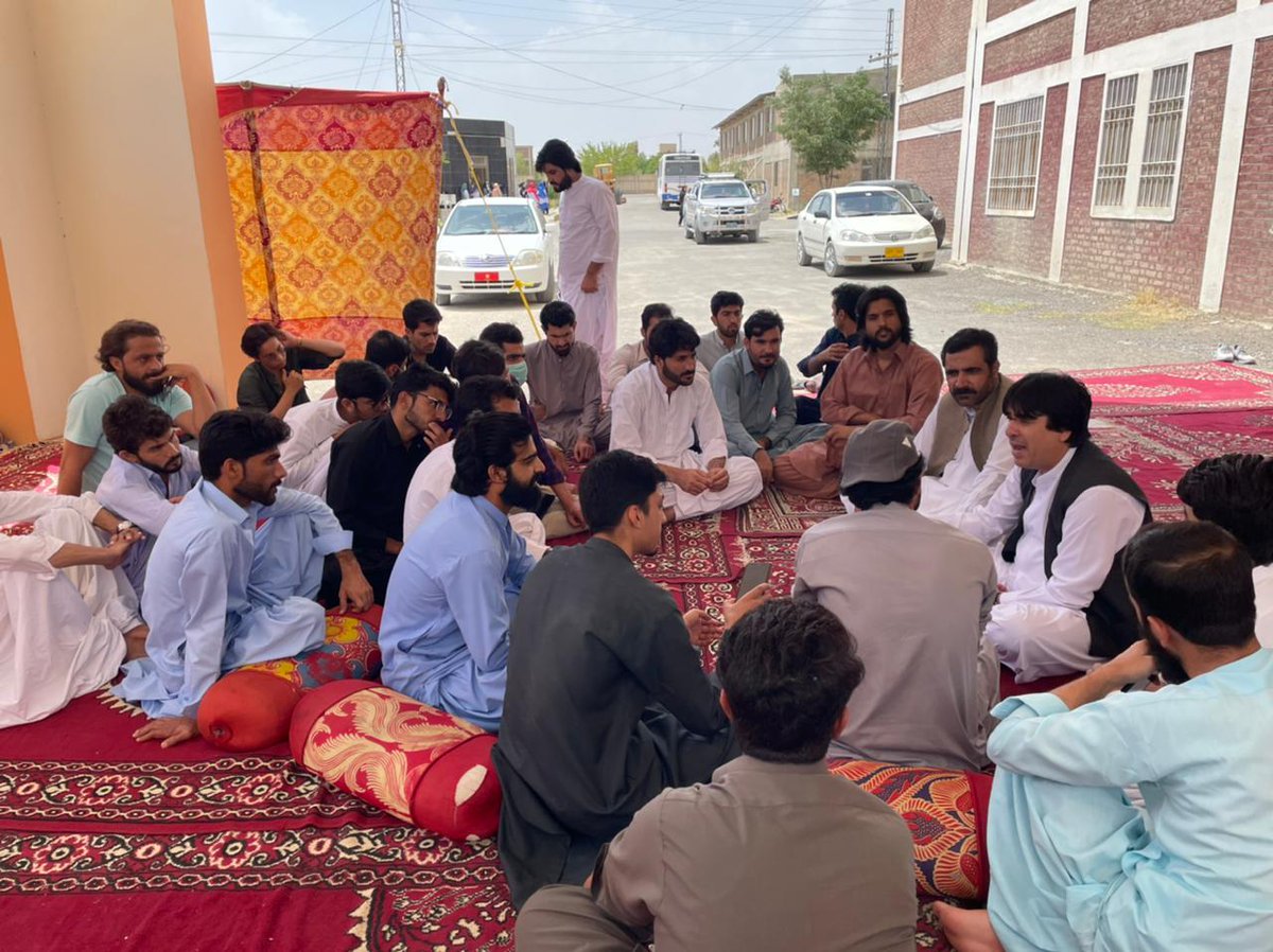balochdani3's tweet photo. تم نے لوٹا ہے صدیوں ہمارا سکوں
اب نہ ہم پر چلے گا تمھارا فسوں
چارہ گر میں تمہیں کس طرح سے کہوں
میں نہیں مانتا میں نہیں جانتا
ایسے دستور کو صبح بے نور کو
میں نہیں جانتا میں نہیں مانتا۔۔
#SaveLoralaiMedClg https://t.co/7XgZ9bYHwe