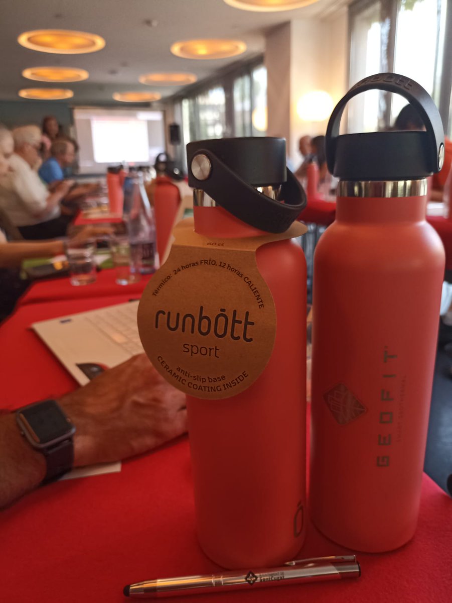 annamual's tweet photo. @ajsantcugat va organitzar un trobada del projecte europeu @EuGeofit. Degut a onada de calor es van comprar botelles @RunbottUK , super tèrmiques i resistents i molt maques. https://t.co/079XEKoj4S