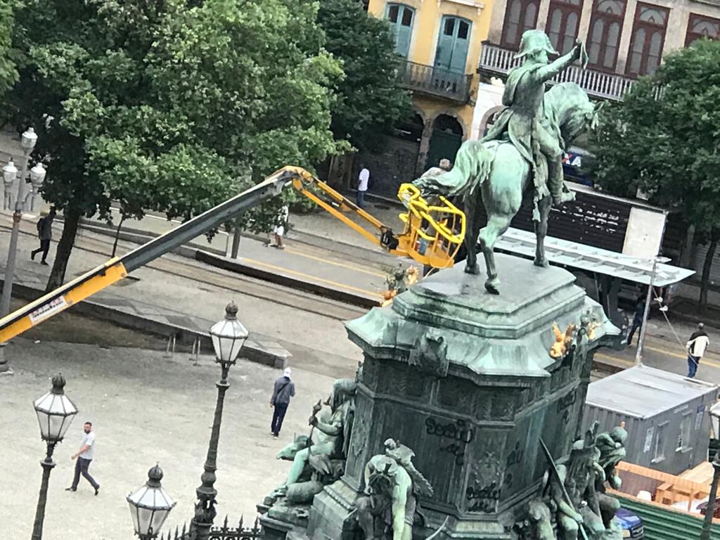 Veja nesta 📷 do querido Plinio Froes, o "Rei da Lapa", o trabalho de limpeza e restauro feito pela Secretaria de Conservação da Prefeitura do Rio, da imponente  estátua de D. Pedro I, na Praça Tiradentes. A ação faz parte das comemorações pelo Bicentenário da Independência