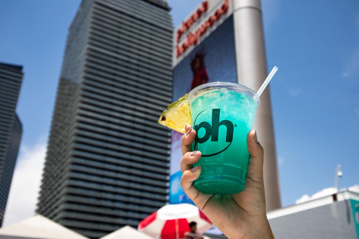 PHVegas's tweet photo. Turn your Monday Blues to Blue Hawaiians at #TheScenePoolDeck ๐น https://t.co/5RilTbMLAl