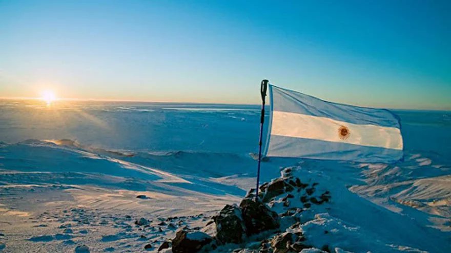 Una bandera nacional representa a un territorio, a la soberanía del mismo y a todas las cosas en común que comparten sus habitantes. En la Argentina se celebra su día el 20 de junio aunque su creación tuvo lugar un 27 de febrero. sigue