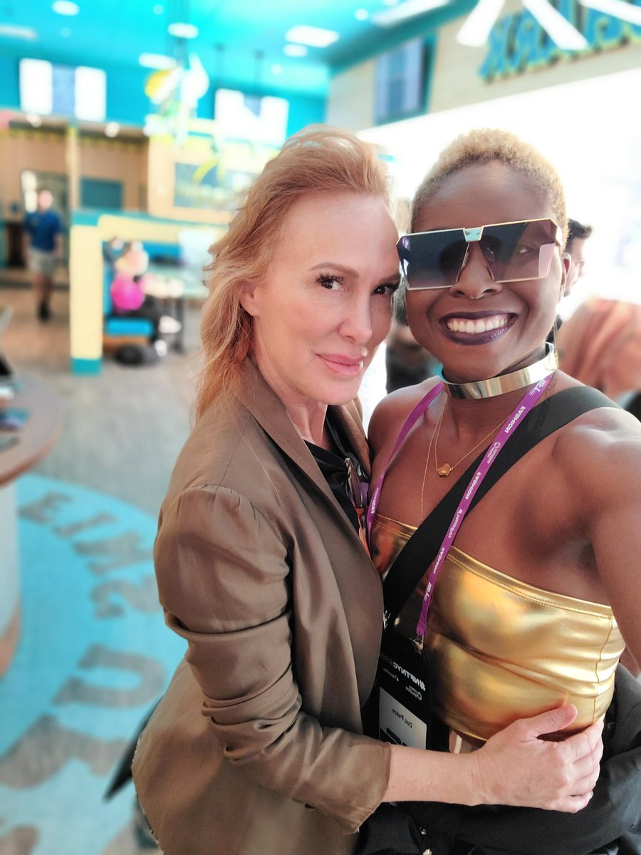 We GOLDen out with <a href="/How2WithJulieSu/">How2withJulieSue</a> NFT VIP event. 

Thanks Julie for the invitation and the work you've done to highlight Starlings in web3 ✨Stay GOLD✨