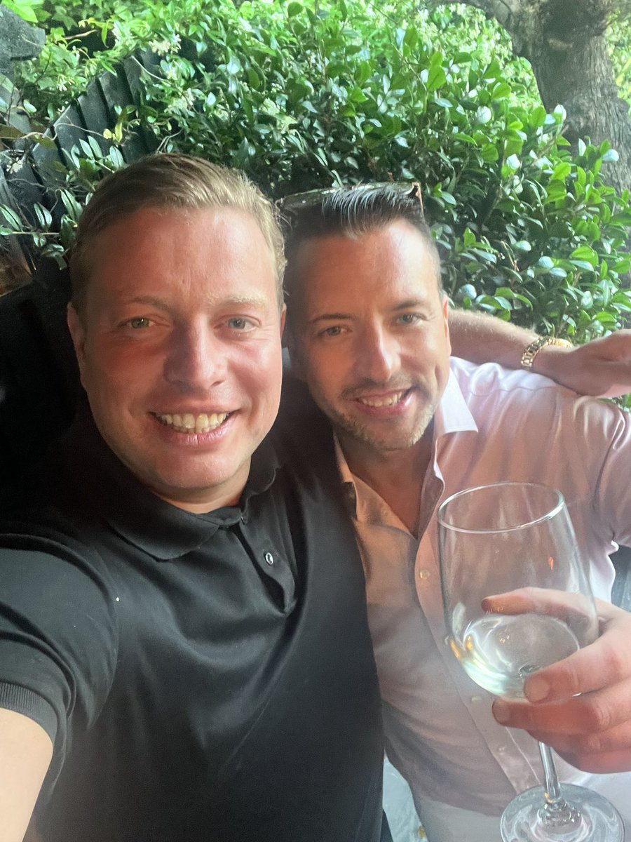 iamtomskinner's tweet photo. What a nice man @RobinEmersonMrE in sheesh having a drink. ABOSH https://t.co/MDrNuzGYu2