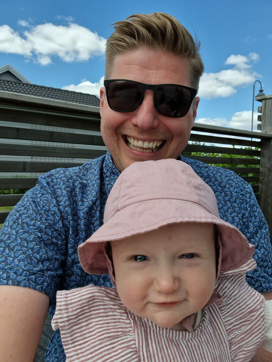 _DanielBrandon's tweet image. Fyllde år igår. Det var en fin dag med familjen. Iris var med för första gången #hejgubbe