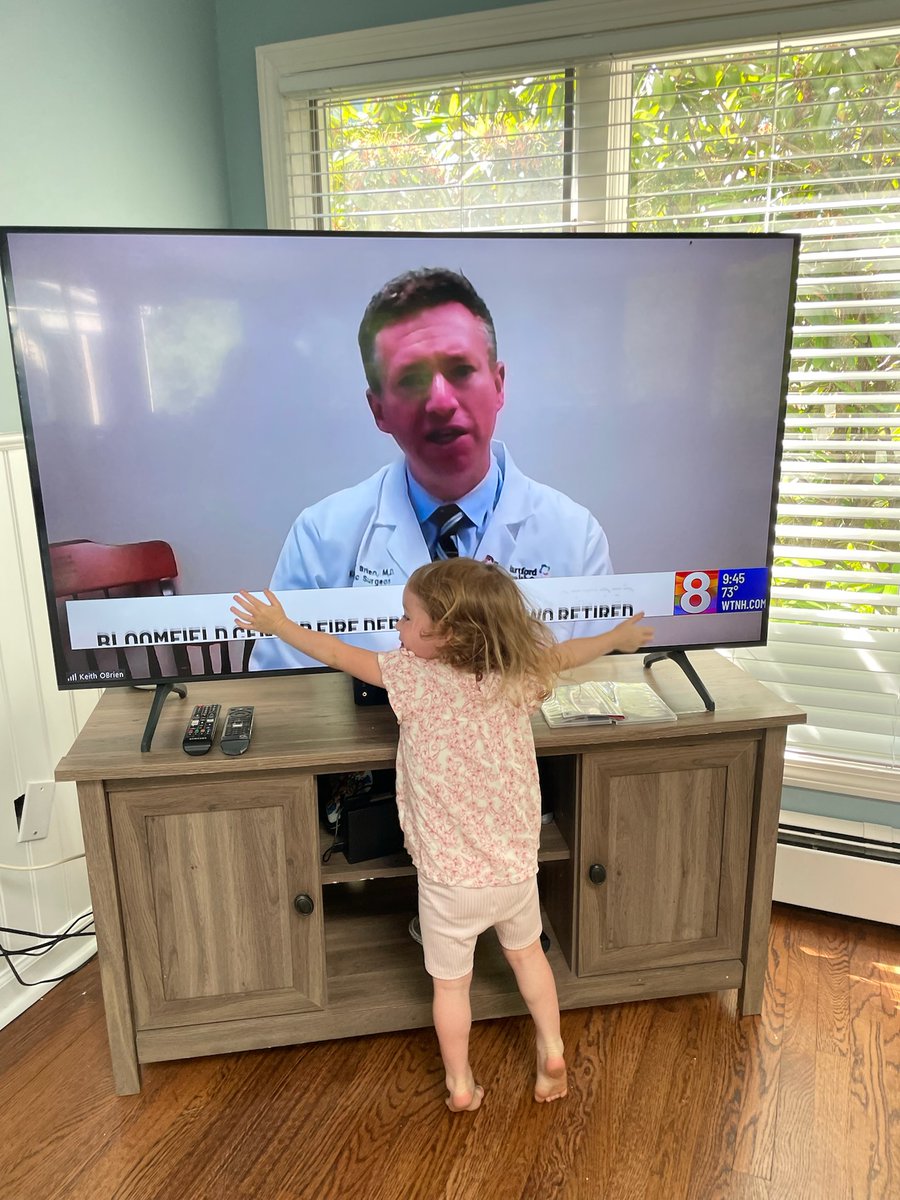 #Photooftheday- sweet moment when two year old sees Daddy on the screen. Dr. Keith O'Brien with <a href="/HartfordHealthC/">Hartford HealthCare</a> <a href="/StVincentsMC/">St. Vincent's Medical Center</a> on <a href="/WTNH/">WTNH News 8</a> being interviewed by <a href="/KenHoustonTV1/">Ken Houston TV</a>  #cute #adorable