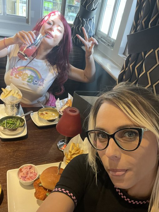 Dinner date with @ThelittleLanta after our shoot today! X https://t.co/G4G6ZFhufG<a class="tags" href="/tag/thelittlelanta">@thelittlelanta</a>