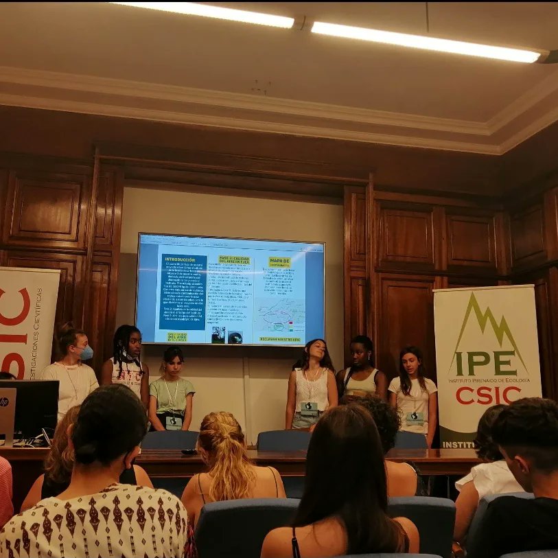 ies_rrcc's tweet photo. El Comité Medioambiental del instituto viajó hasta el Instituto Pirenaico de Ecología del CSIC (IPE-CSIC) para presentar nuestro proyecto de análisis de la calidad del aire titulado "Que corra el aire"  la contaminación atmosférica
@IPEcambioaires @RedEvolucionAr https://t.co/oXsotz3yAG