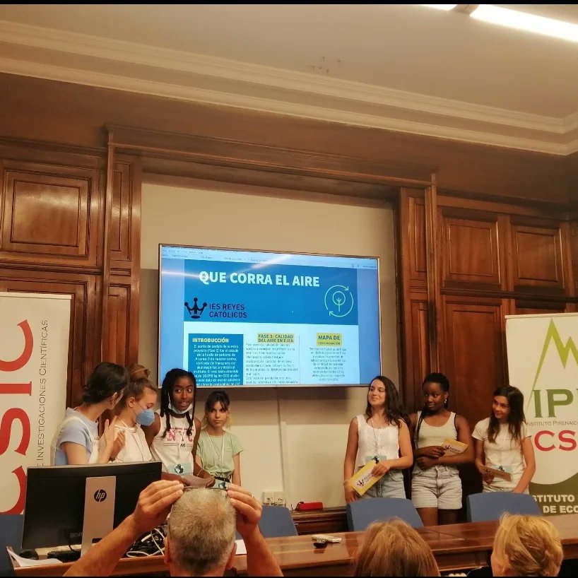ies_rrcc's tweet photo. El Comité Medioambiental del instituto viajó hasta el Instituto Pirenaico de Ecología del CSIC (IPE-CSIC) para presentar nuestro proyecto de análisis de la calidad del aire titulado "Que corra el aire"  la contaminación atmosférica
@IPEcambioaires @RedEvolucionAr https://t.co/oXsotz3yAG