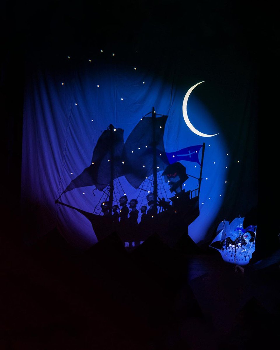 CCBB_DF's tweet photo. Nesta quarta, 22/06, às 20h, o festival apresenta 2 MUNDOS, um espetáculo do teatro de sombras moderno.

Inspirado na colonização da América e dos territórios do mundo todo, o espetáculo nos conduz a viajar por um tempo passado que encontra analogias continuas com o presente. https://t.co/UMdBf0AumL