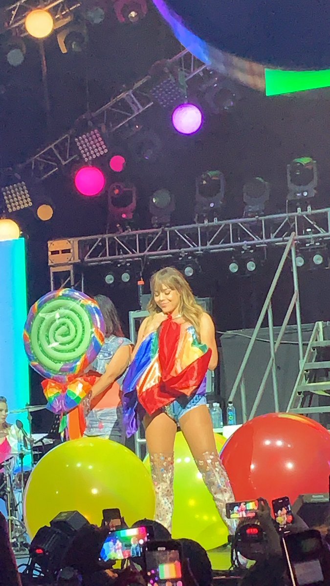 Mil_Dreamer's tweet photo. Hoy hace 3 años viví una de las experiencias más bonitas!!! ♥️✨ #MalaFamaTour 20/06/19 ♥️✨ 
@dannapaola Gracias por esa noche tan mágica!!! https://t.co/E9TncaGjGe
