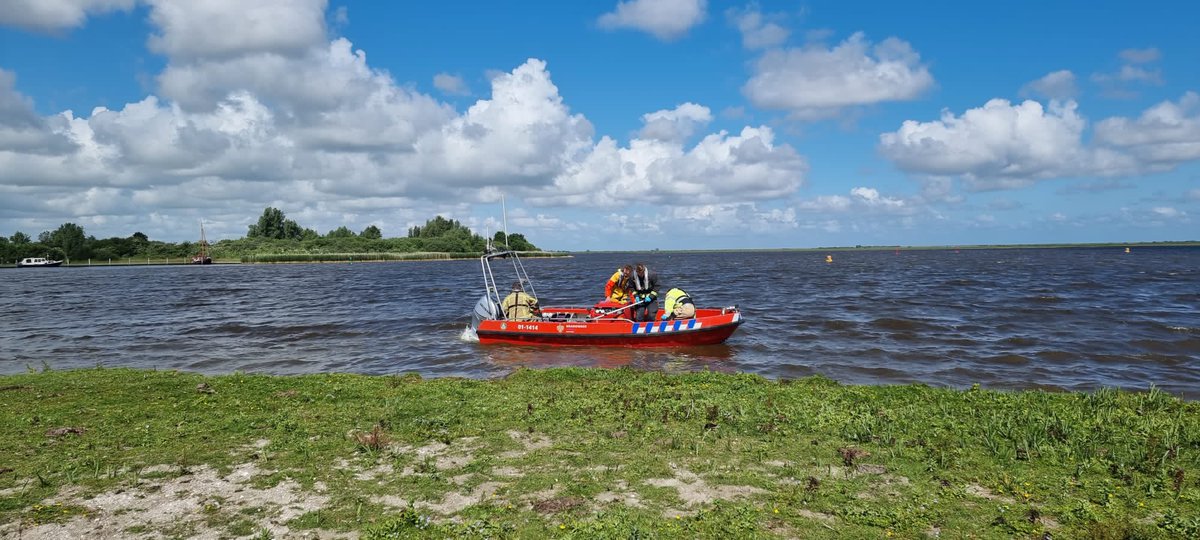 Soms heb je een uitdaging tijdens de dienst op de #ambulancehelikopter #medic01 Vandaag een inzet op het Lauwersmeer. Hartelijk dank aan de behulpzame zeilers, <a href="/AmbulancezorgGR/">Ambulancezorg Groningen</a> <a href="/BRWGroningen/">Brandweer Groningen</a> post zoutkamp en @MeldkamerNN Wij wensen de patiënt beterschap!