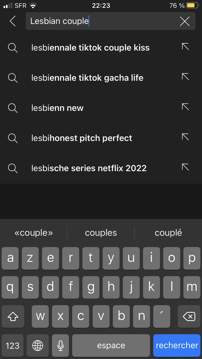 Toujours étonné par le système de propositions automatiques de recherche YouTube qui « censure » le mot « lesbian » mais pas « gay »