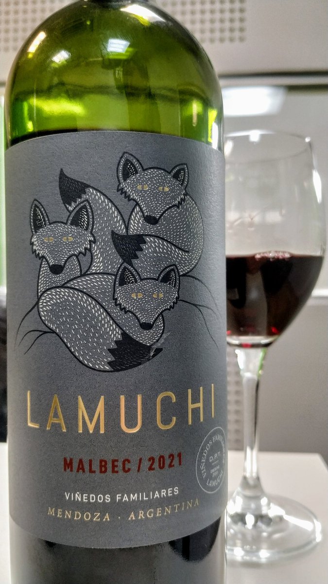 LamuchiWines's tweet photo. #Malbec #LaMuchiWines 🍷 de nuestros viñedos de #Agrelo puramente fresco, frutal y principalmente, muy disfrutable.
#VinoArgentino #Mendoza https://t.co/GYzI46tJVk