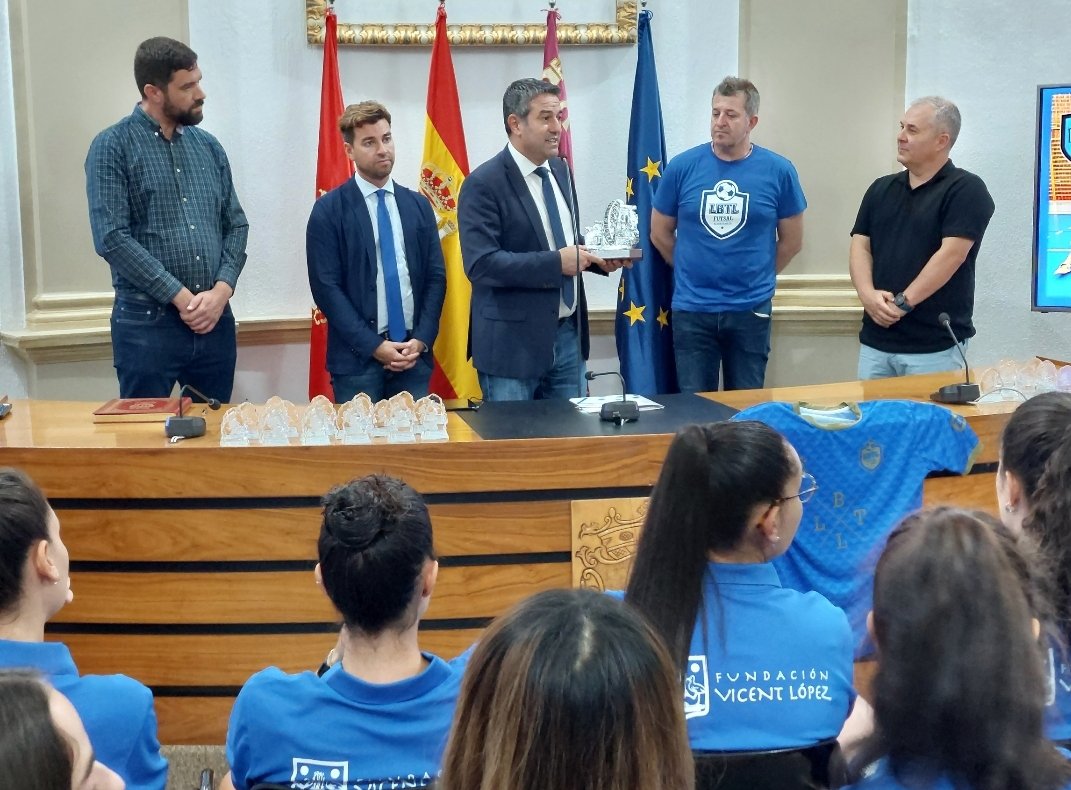 🏆 @LBTLFutsal hace historia en #Alcantarilla con el doble ascenso del primer equipo a Primera División y del Filial Fibranet LBTL a Segunda División. Esta tarde han visitado el Ayuntamiento, donde han recibido un merecidísimo homenaje Enhorabuena!!👏 #AlcantarillaEsDeporte