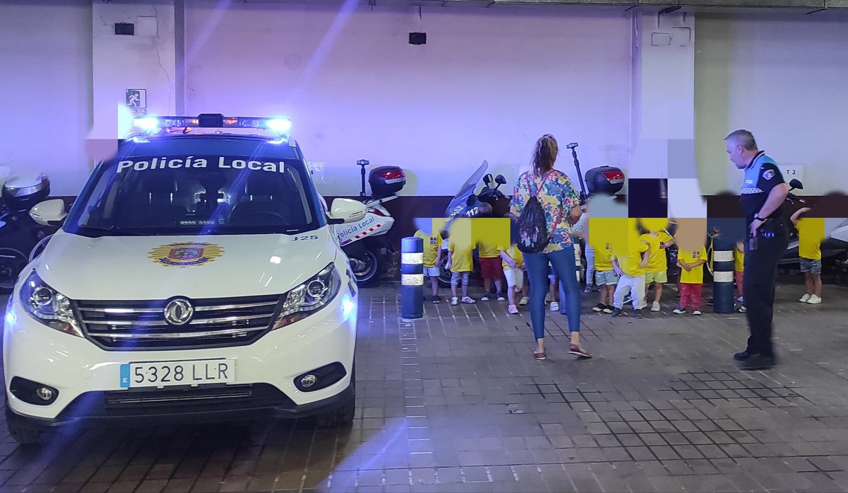 PoliciadeBurgos's tweet photo. Hoy hemos tenido una visita muy especial🥰
Los niños y niñas de la guardería La Nube junto con Verónica y Alicia,han aprendido a cruzar un paso de peatones, disfrutaron de los 🚔 y el Jefe les ha nombrado ayudantes de la Policía Local,con carnet y chapa que así lo acredita
👏👏👏 https://t.co/VW5LnR6ZcR