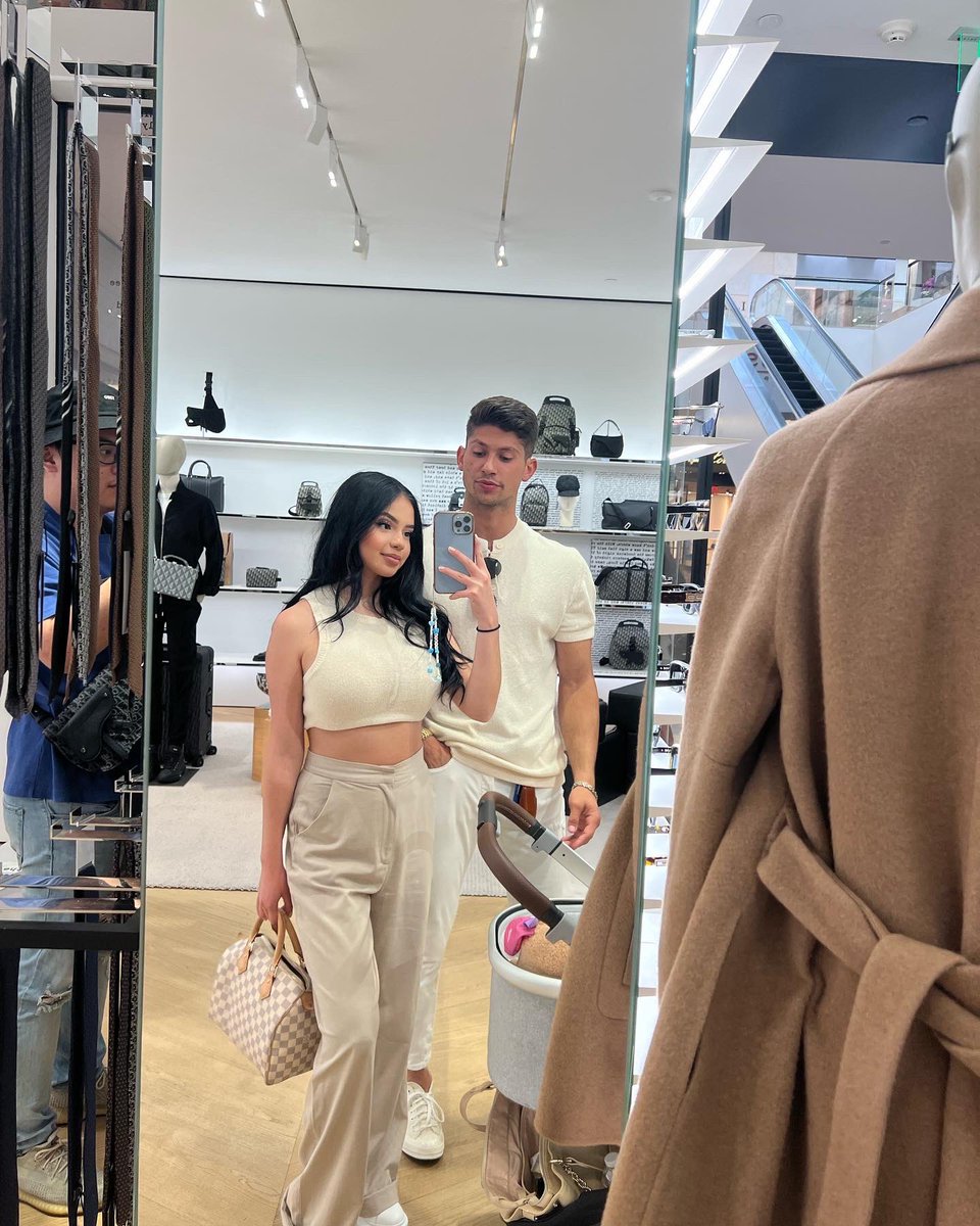 g_lupss's tweet photo. Color coordinating as a family🫶🏻 >>> https://t.co/cEGWrLOuvc