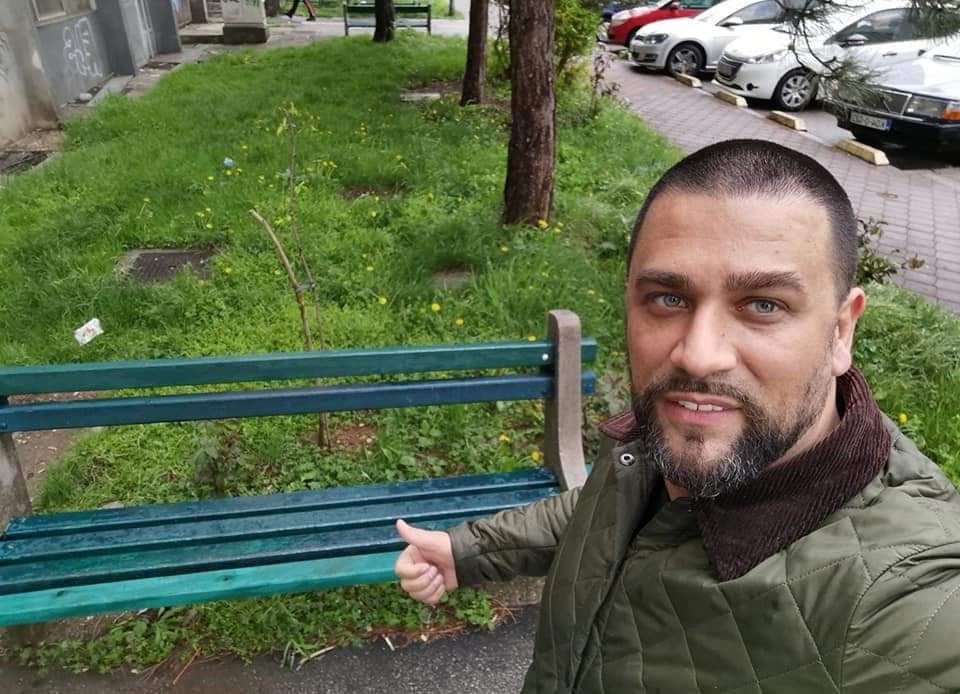 SrSrdic's tweet photo. Nova realizirana inicijativa❗Obnovljene klupe u naselju "Hrasno"! 

✅ Inicijativa koju sam predao na 10. Sjednici OV Novo Sarajevo, održanoj 30.11.2021. godine, konačno realizirana!

➡️ Na zahtjev građana iz ulice Azize Šaćirbegović 20-24 tražio sam da se obnove oštećene klupe. https://t.co/t9FwHj0KGH