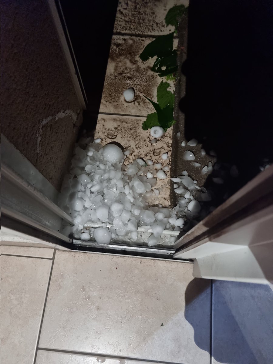 Fl0_Vincent's tweet photo. Grêle énorme à riberac en Dordogne #grêle #météo #orage #riberac https://t.co/PM3VN8jhPB