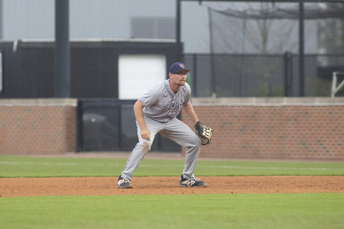 📰 | First baseman Brodey Heaton (<a href="/BrodeyHeaton/">Brodey Heaton</a>) named one of three finalists for the ABCA/Rawlings Gold Glove Award, given to the nation's top defender at each position

Winner to be announced on Wednesday!

#ItsBruinTime | <a href="/ABCA1945/">ABCA</a>