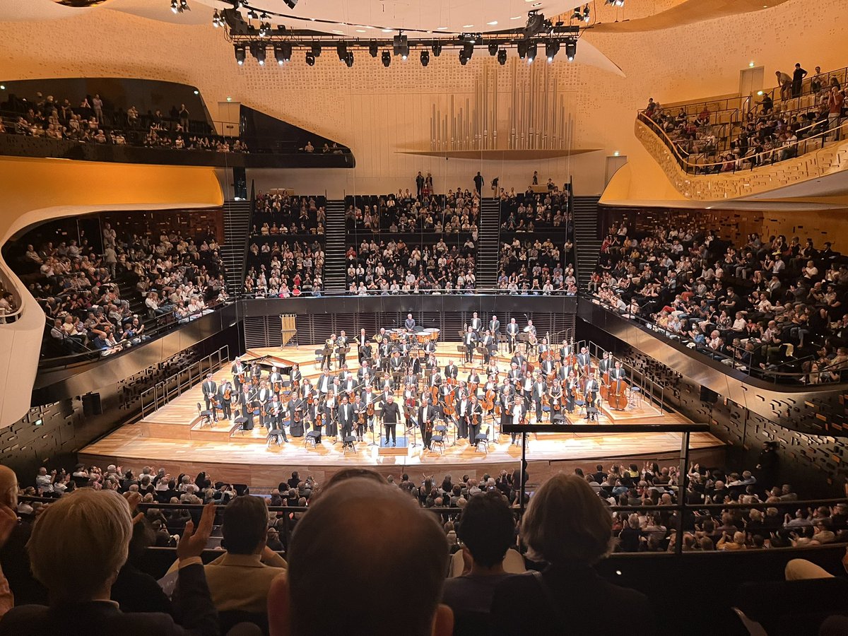 vtguillemin's tweet photo. Ce soir à la @philharmonie, #Rattle et son @londonsymphony (pour encore peu de temps) dans un programme comme lui seul peut faire : #Ligeti #Wagner #Jolas #Brahms et en bis… #Fauré
Article pour @ResMusica 🖊 https://t.co/sO5olgDvZH