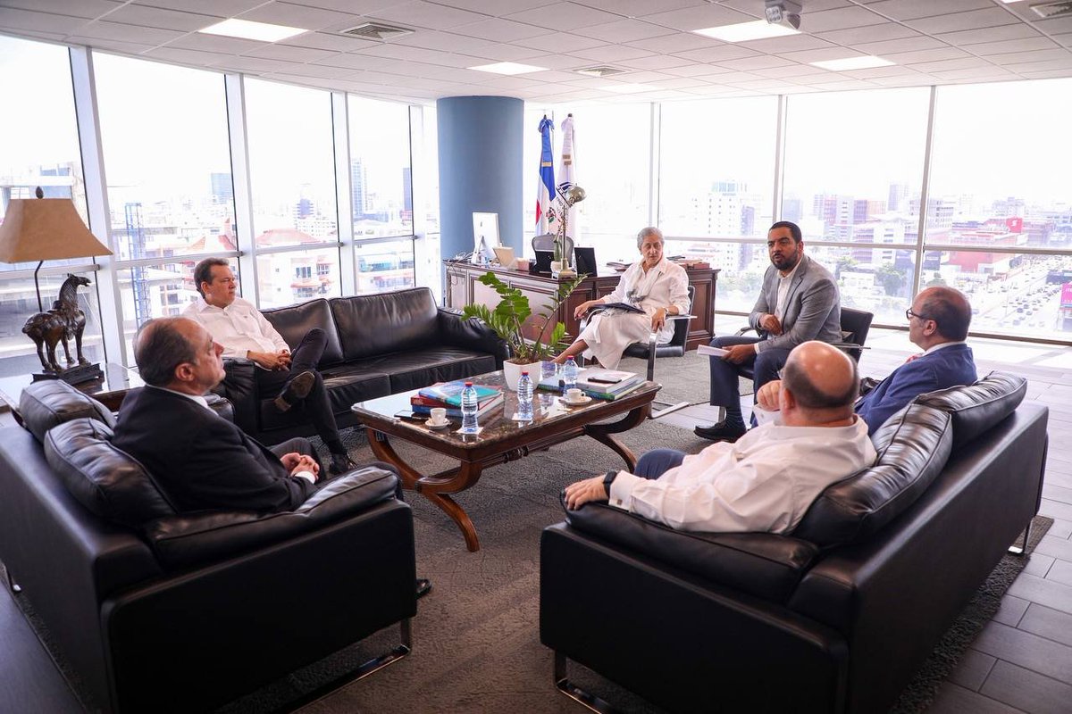 Para seguir fortaleciendo lazos comerciales con España🇪🇸 recibimos a directivos de la Camara Española de Comercio en RD🇩🇴que preside Francisco Pérez. Hablamos sobres las oportunidades de colaboración para mejorar las capacidades de las empresas miembros de la cámara.