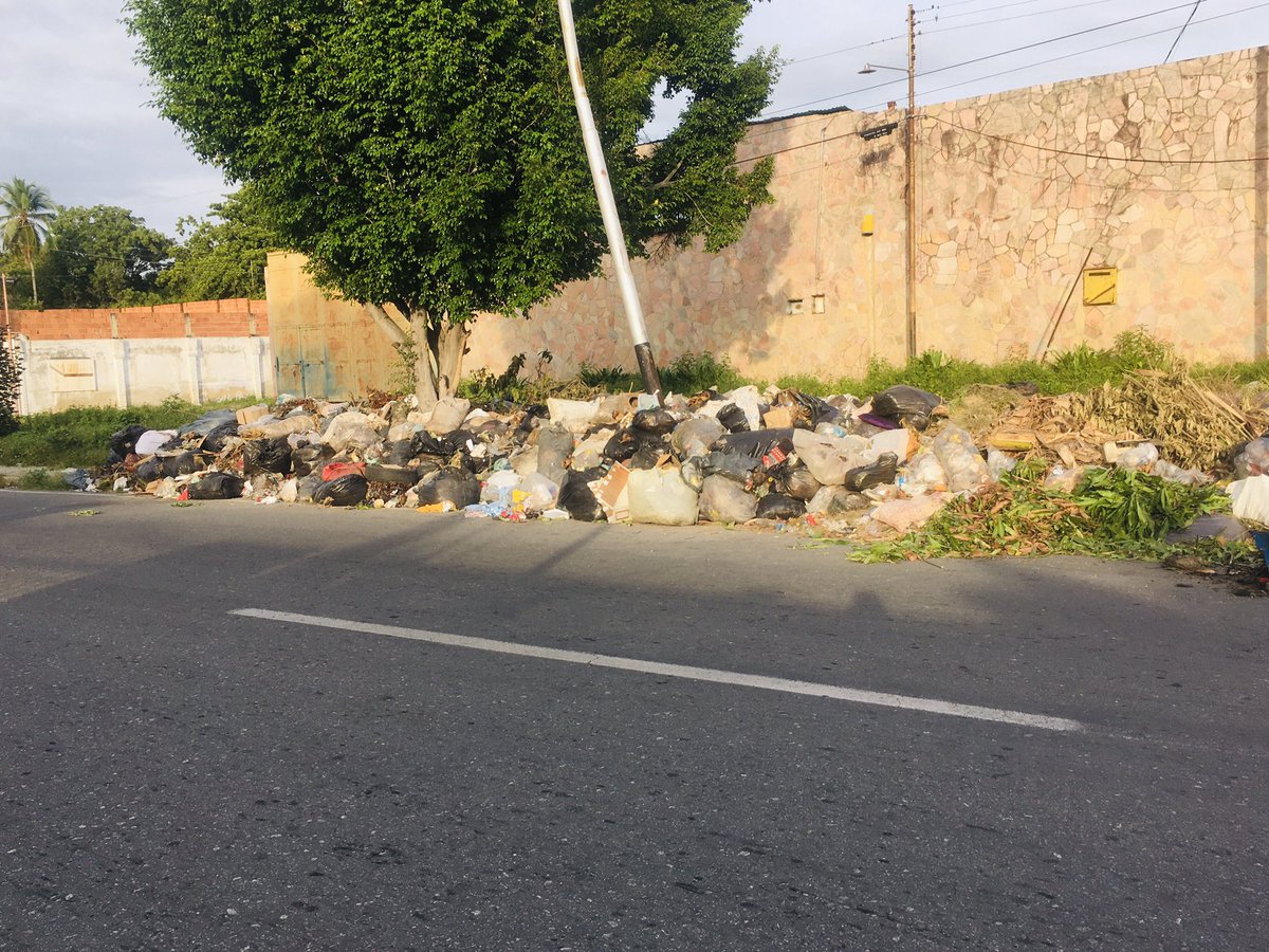 joel_rey8's tweet photo. @CaraboboGB Deberían enviar para el municipio Diego Ibarra ese plan integral,,,observen cómo está la avenida liberador sentido plaza de aguas calientes; a 500 más de escuela básica jorgelina Garay https://t.co/Nomoeccn1t