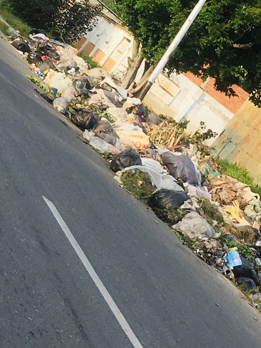 joel_rey8's tweet photo. @CaraboboGB Deberían enviar para el municipio Diego Ibarra ese plan integral,,,observen cómo está la avenida liberador sentido plaza de aguas calientes; a 500 más de escuela básica jorgelina Garay https://t.co/Nomoeccn1t