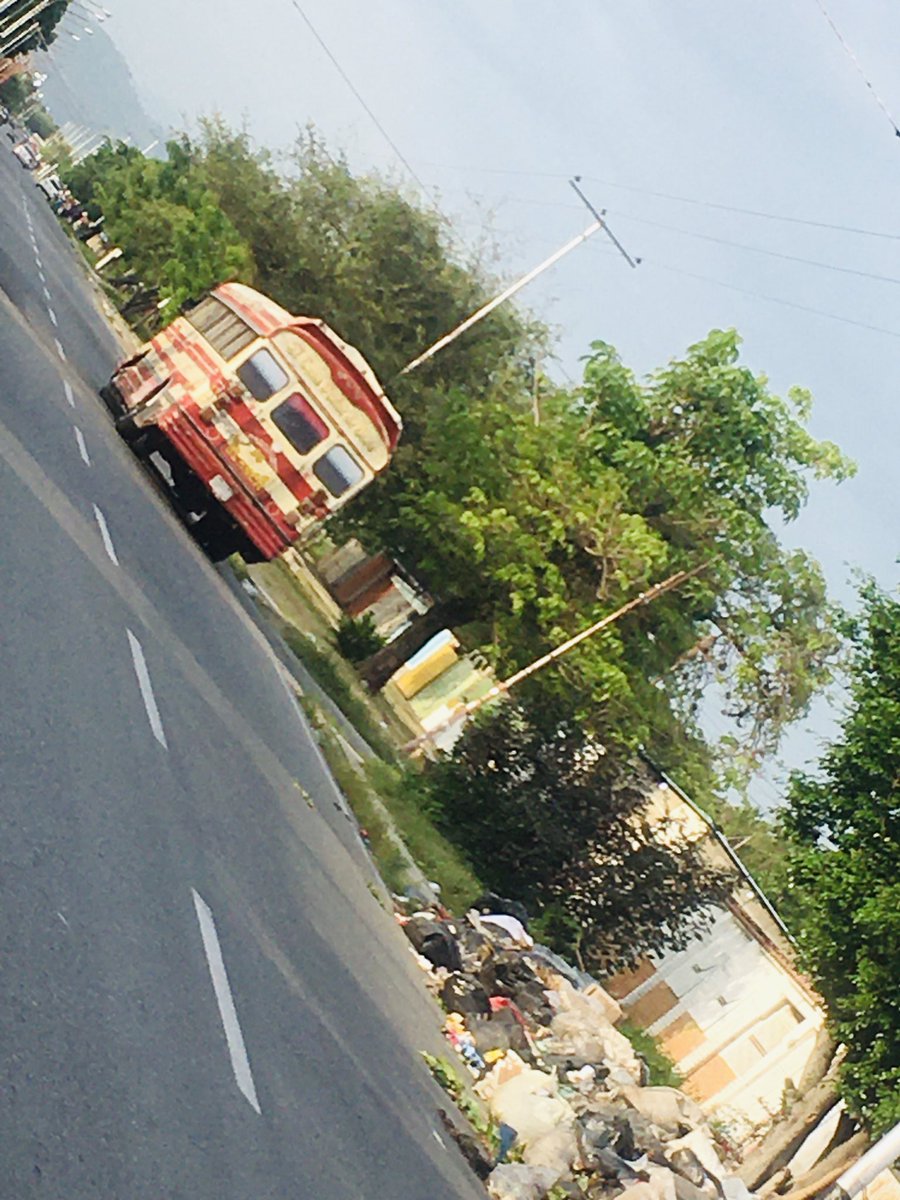 joel_rey8's tweet photo. @CaraboboGB Deberían enviar para el municipio Diego Ibarra ese plan integral,,,observen cómo está la avenida liberador sentido plaza de aguas calientes; a 500 más de escuela básica jorgelina Garay https://t.co/Nomoeccn1t