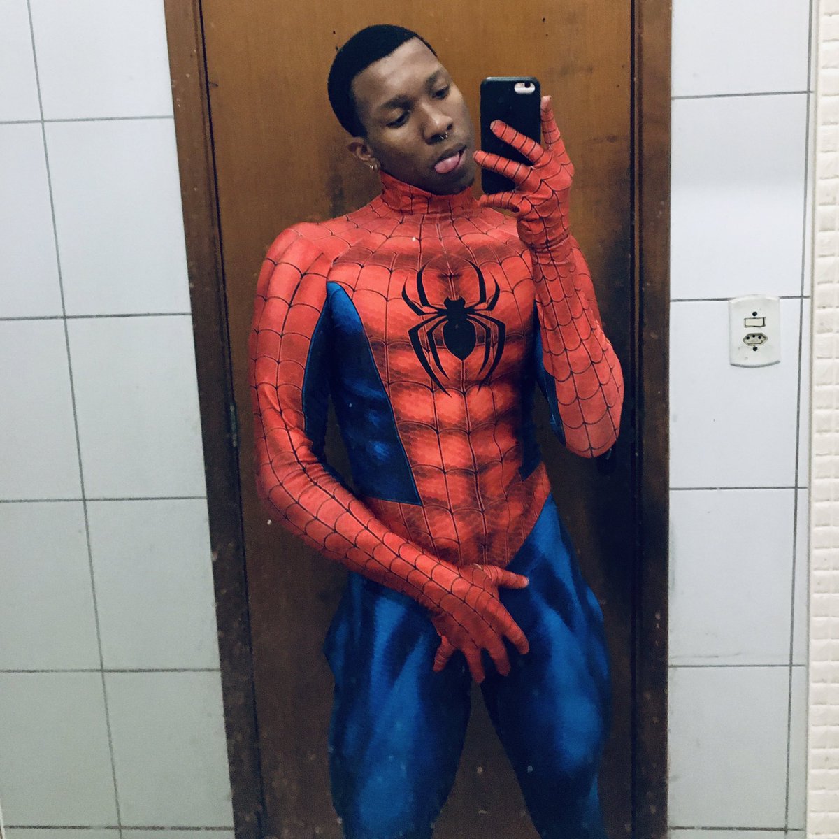 yanbrnd's tweet photo. esse homem-aranha tá bonito o suficiente pra te dar um beijo de cabeça pra baixo? https://t.co/XVcM1zmCNl