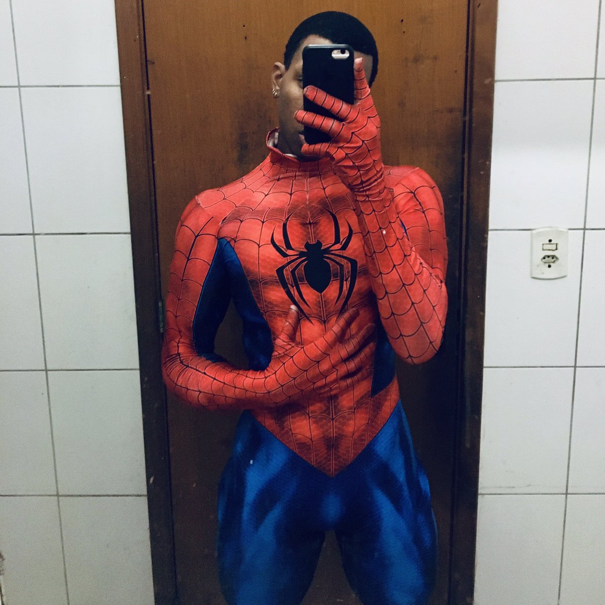 yanbrnd's tweet photo. esse homem-aranha tá bonito o suficiente pra te dar um beijo de cabeça pra baixo? https://t.co/XVcM1zmCNl