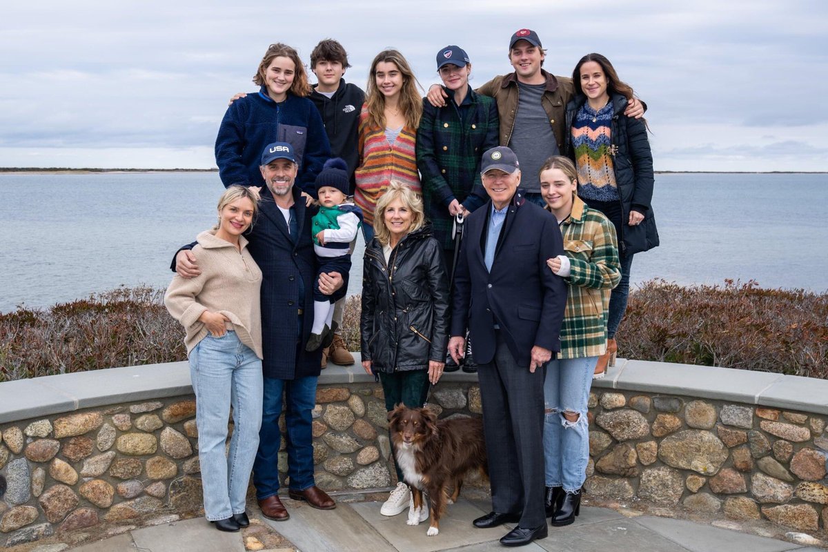 Dayana07169380's tweet photo. @POTUS #F1 #F2A #F2b #F3 #F4 #CP1 #CP3 #DATECFRP We are not categories, we are families,whether residents or citizens alike, we have suffered for years and we equally deserve a photo like yours with our entire families #NoMoreGuyana #InterviewsInHavana @POTUS @WHAAsstSecty @Cartajuanero https://t.co/ukQW6E2KWY
