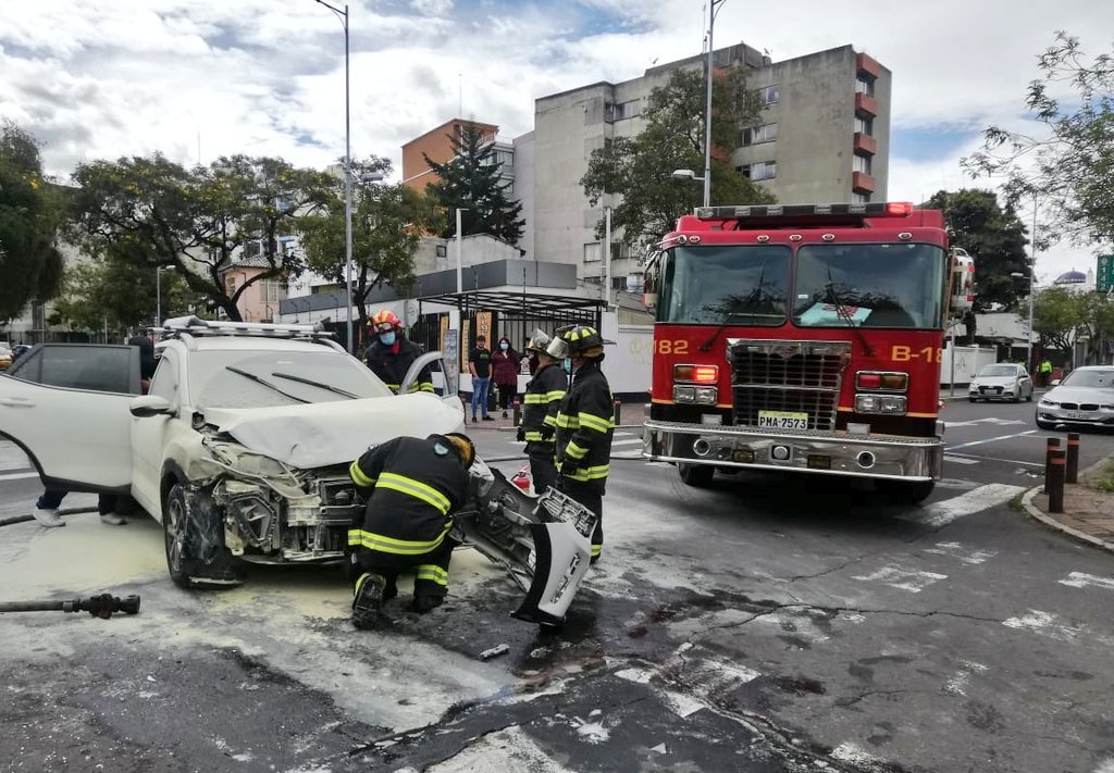 BomberosQuito's tweet photo. 🚗🔥 Hace pocos minutos, nuestro equipo controló y sofocó un incendio vehicular producto de un siniestro de tránsito en las calles Francisco Robles y Reina Victoria.

👨🏻‍🚒 Nuestros paramédicos brindaron atención a 1 persona que resultó afectada.

👉🏼 Por favor, conduce con cuidado. https://t.co/UGj1Gp9fiQ