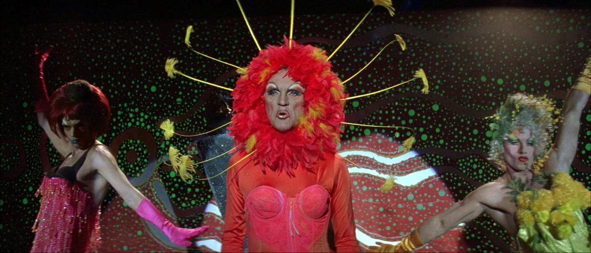 CasadelLago's tweet photo. Las aventuras de Priscilla (1994) es un clásico de culto e hito del cine LGBTI+ en la que dos drag queens y una mujer transexual recorren el desierto australiano en un autobús.

🏳️‍🌈 Ciclo “TRANS: películas y personajes esenciales” curado por @panchocalleja: https://t.co/hppysEKAFr https://t.co/0Tt2vxo0YZ