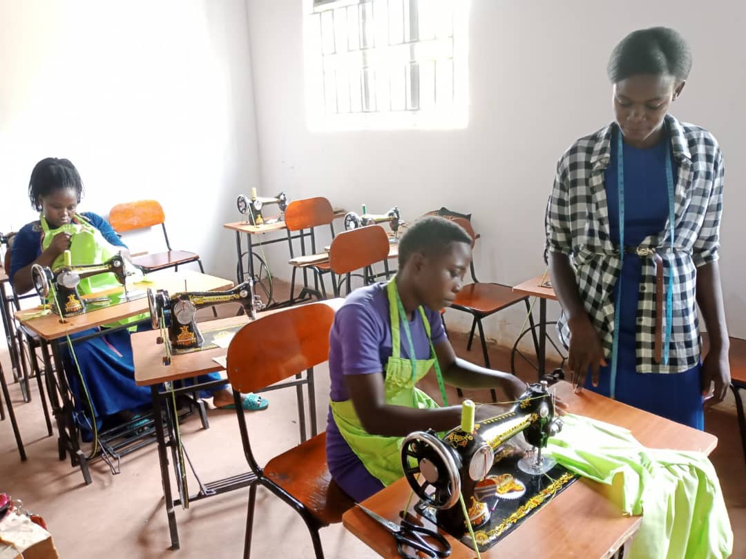 hope_uganda's tweet photo. At The Umbrella of Hope Foundation our beneficiaries of the teenage mother's project are excited about going back to school to acquire new skills to help them live a sustainable life despite the effects of the covid 19 lockdown.❤️ https://t.co/O8OeR9iimE