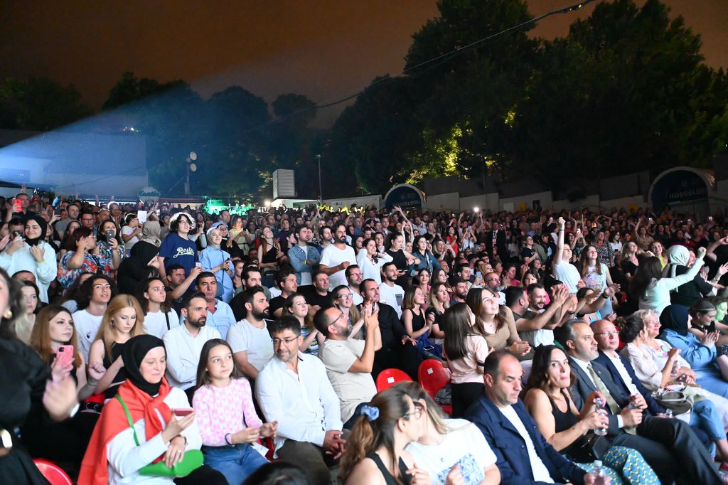 60 yıllık geleneğimiz Uluslararası Bursa Festivalimiz, birbirinden değerli sanatçılarla ve tüm coşkusuyla gümbür gümbür devam ediyor. Bu akşamki konserde hemşehrilerimiz Hadise’yle buluştu. Bu güzel konser için <a href="/Hadise/">HADİSE</a>’ye teşekkür ediyorum.🎶🎤🎉🎟️