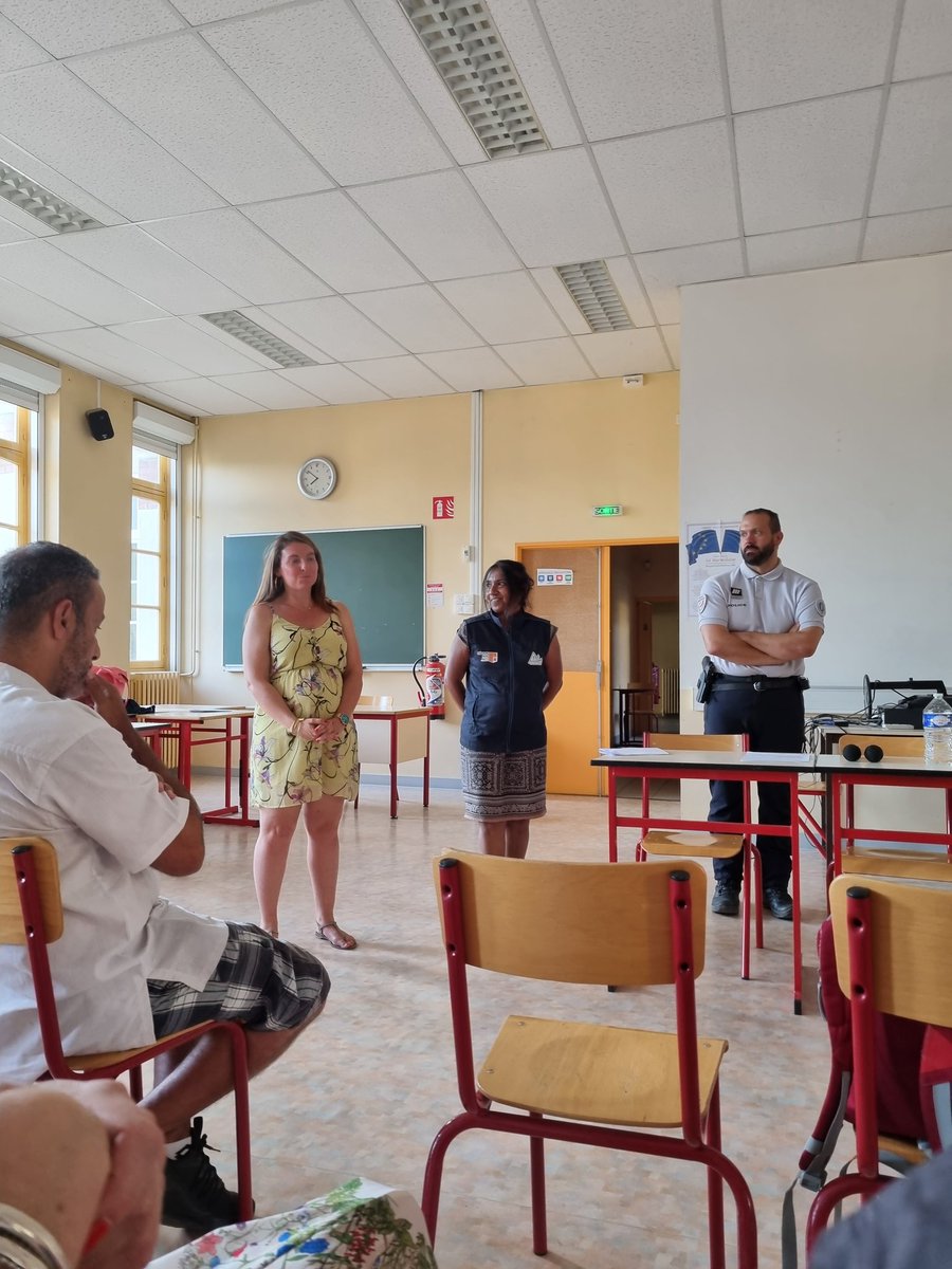 MichelRen11's tweet photo. La CCB, le proviseur du lycée accueillaient les parents d'élèves pour expliquer les additions. OP du commissariat de police de Briançon a porté la bonne parole.
#brianconavance #arnaudmurgia #prefecture #regionsud #policemunicipale #villedebriancon #educational #policenat05 https://t.co/kocPeOkzmf
