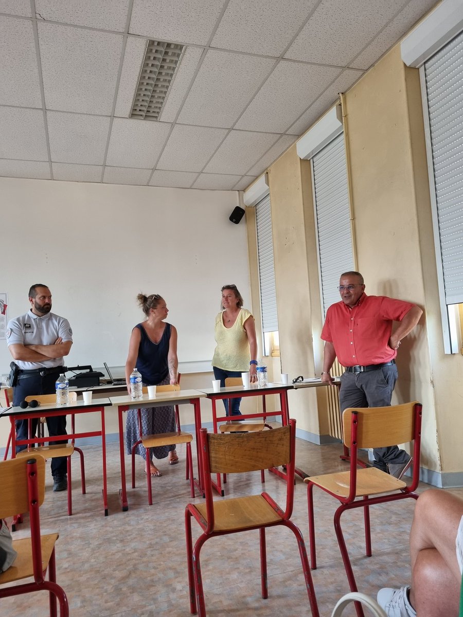 MichelRen11's tweet photo. La CCB, le proviseur du lycée accueillaient les parents d'élèves pour expliquer les additions. OP du commissariat de police de Briançon a porté la bonne parole.
#brianconavance #arnaudmurgia #prefecture #regionsud #policemunicipale #villedebriancon #educational #policenat05 https://t.co/kocPeOkzmf