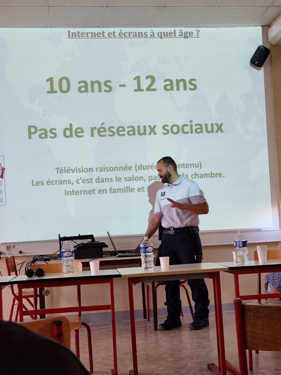 MichelRen11's tweet photo. La CCB, le proviseur du lycée accueillaient les parents d'élèves pour expliquer les additions. OP du commissariat de police de Briançon a porté la bonne parole.
#brianconavance #arnaudmurgia #prefecture #regionsud #policemunicipale #villedebriancon #educational #policenat05 https://t.co/kocPeOkzmf