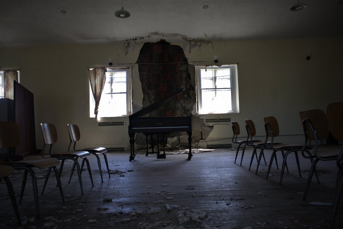 Upstateurbexing's tweet photo. Let the world rot away. #urbex #abandoned #decay https://t.co/40aWj7RIC2