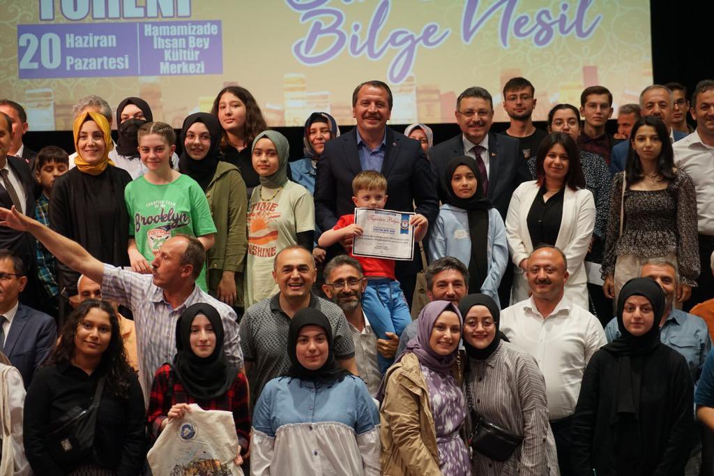 Yüreğine Dokunduklarımız Yüreğimizi Isıttılar

Eğitim-Bir-Sen olarak örgütlü gücümüzle geleceğimizin teminatı gençlere yönelik ülke genelinde <a href="/gencmemursen/">Genç Memur-Sen</a> eliyle yürüttüğümüz “Bir Bilenle Bilge Nesil” çalışmamız, kitabı sevdirmekle kalmamış aynı zamanda umudu da yeşertmiştir.