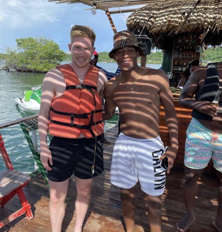 juandiosorio7's tweet photo. Dato out of context del día. 

El ecuatoriano Gonzalo Plata se encontró a Kevin De Bruyne en Cholón.

De vacaciones en Colombia. 🇨🇴 https://t.co/Hm3t7gAbfJ