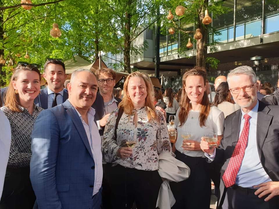 bartlvink's tweet photo. Bij de Haringpartij op #StrandZuid met oa @AmelieStrens @AScholtes @NazmiTurkkol @bartlvink @MarciaAppels @kiki_norbruis @GFrankfurther 👍🏻 https://t.co/GhSUlhgL6Q
