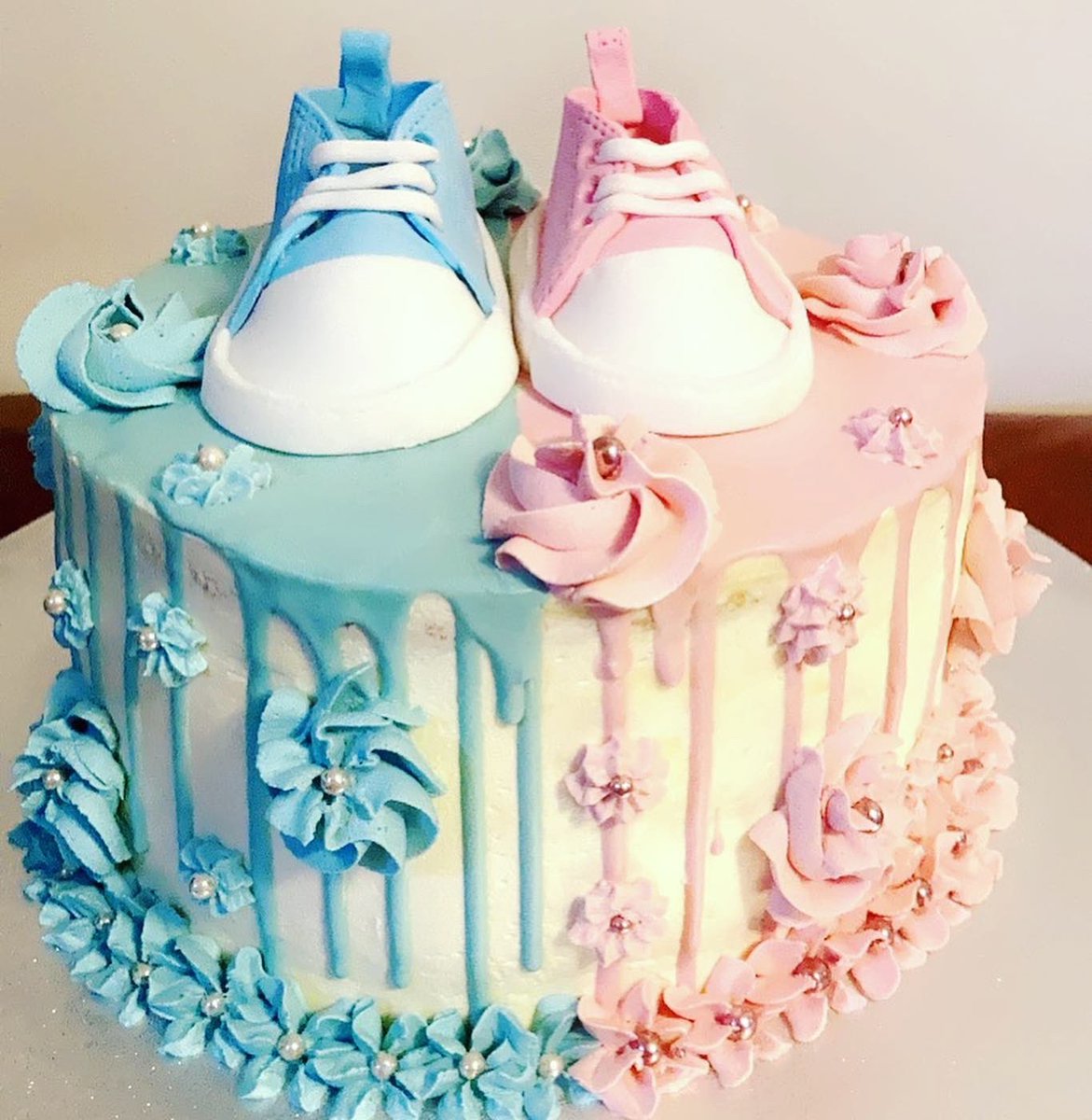 Brooksmeisters's tweet photo. More cakes from the weekend - a baby shower cake decorated with white chocolate drip in half pink, half baby blue and fondant baby converse made by moi. The other for a birthday celebration for a lady who loves bluebells #potsandflours #occasioncake #bespokebake #custommadecake https://t.co/orhslHdxJx