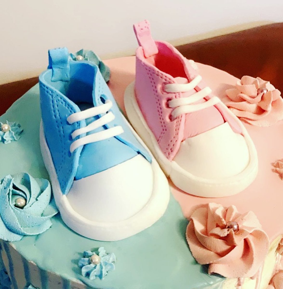 Brooksmeisters's tweet photo. More cakes from the weekend - a baby shower cake decorated with white chocolate drip in half pink, half baby blue and fondant baby converse made by moi. The other for a birthday celebration for a lady who loves bluebells #potsandflours #occasioncake #bespokebake #custommadecake https://t.co/orhslHdxJx