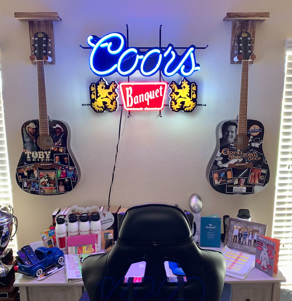 GregSax's tweet photo. ❤️ FATHER’S DAY KEEPS GETTIN’ BETTER‼️
🎸 My family presented me with one guitar for my birthday and one guitar for Father’s Day!
……………………..
#IWantToThankYou #FathersDay #LoveMyFamily #TobyKeith #BlessingsOverflow 🙏 https://t.co/Llcy3iMh7k