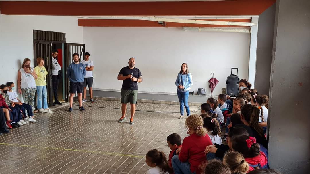 El Ceip Miguel DE Santiago se llenó de música y diversión con los #Papagüevos de Guía,además de conocer un poco más su historia y tradición con Misael Beltran, uno de los cargadores más antiguos, que impartió una charla muy didáctica.
#SantaMaríadeGuía #GuíaEsCultura