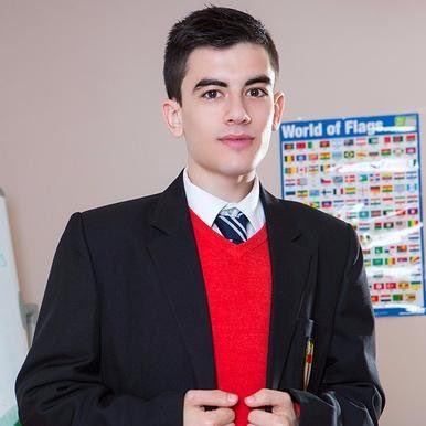 El es Yoneiker Perez un venezolano oriundo de Delta Amacuro, Estudió arquitectura en Harvard y fue quien diseño la mayoría de los estadios para el mundial de Qatar 2022 🇻🇪🇻🇪

Apóyalo con un like y un RT 👏