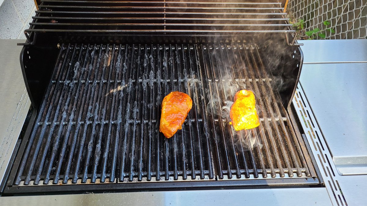 MadHatter1138_'s tweet photo. Pork chops, corn on the cob and green beans for dinner. #grillintime https://t.co/BQbzQqHinL