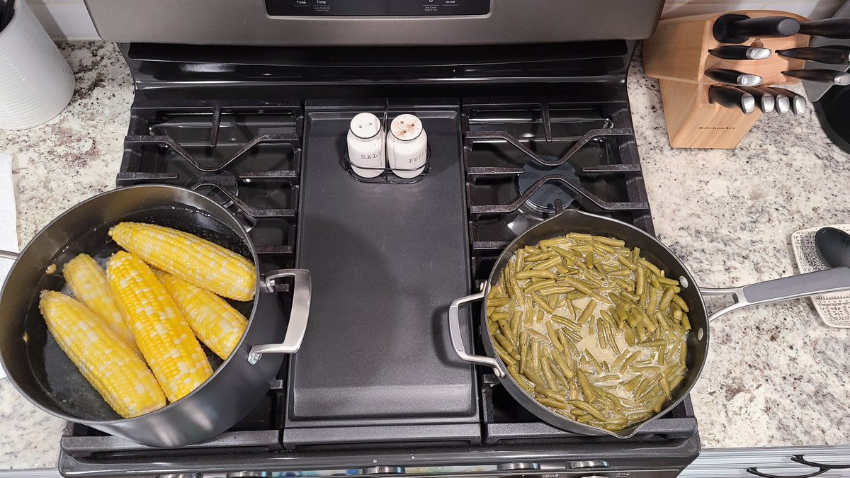MadHatter1138_'s tweet photo. Pork chops, corn on the cob and green beans for dinner. #grillintime https://t.co/BQbzQqHinL