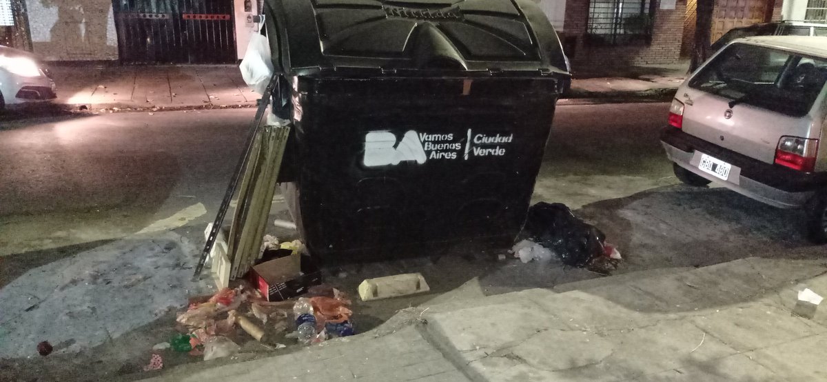 AgosGuidolin's tweet photo. @BA147 de nuevo bancandome la basura en la puerta de mi casa. Harta estoy de tener que escribirles y quejarme todo el tiempo. Hagan algo. Pago mis impuestos y vivo con basura. https://t.co/cTpdXsAfQs